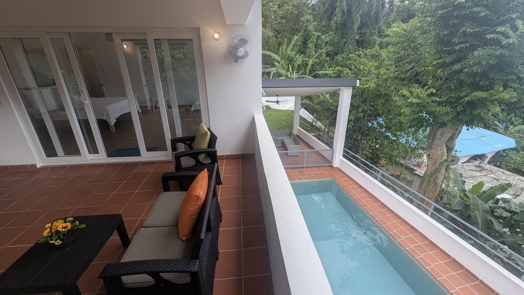 Piscina y terraza de la Villa Modelo Terminada