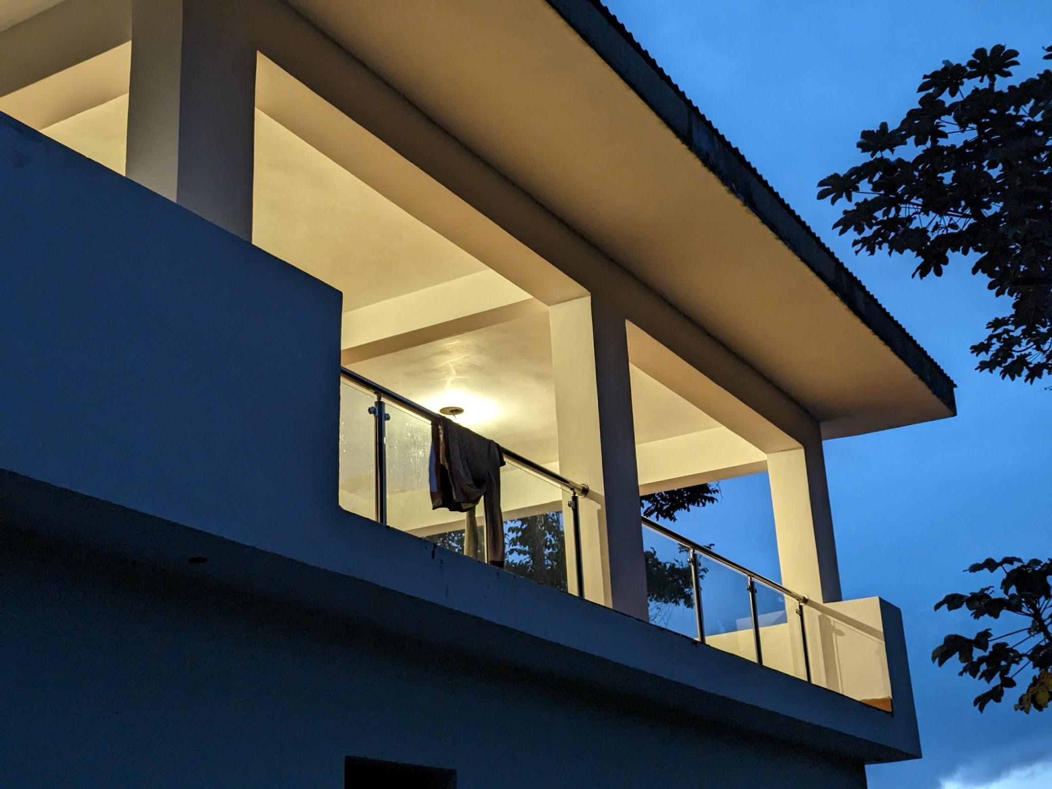 Exterior de la Villa Modelo Terminada al atardecer