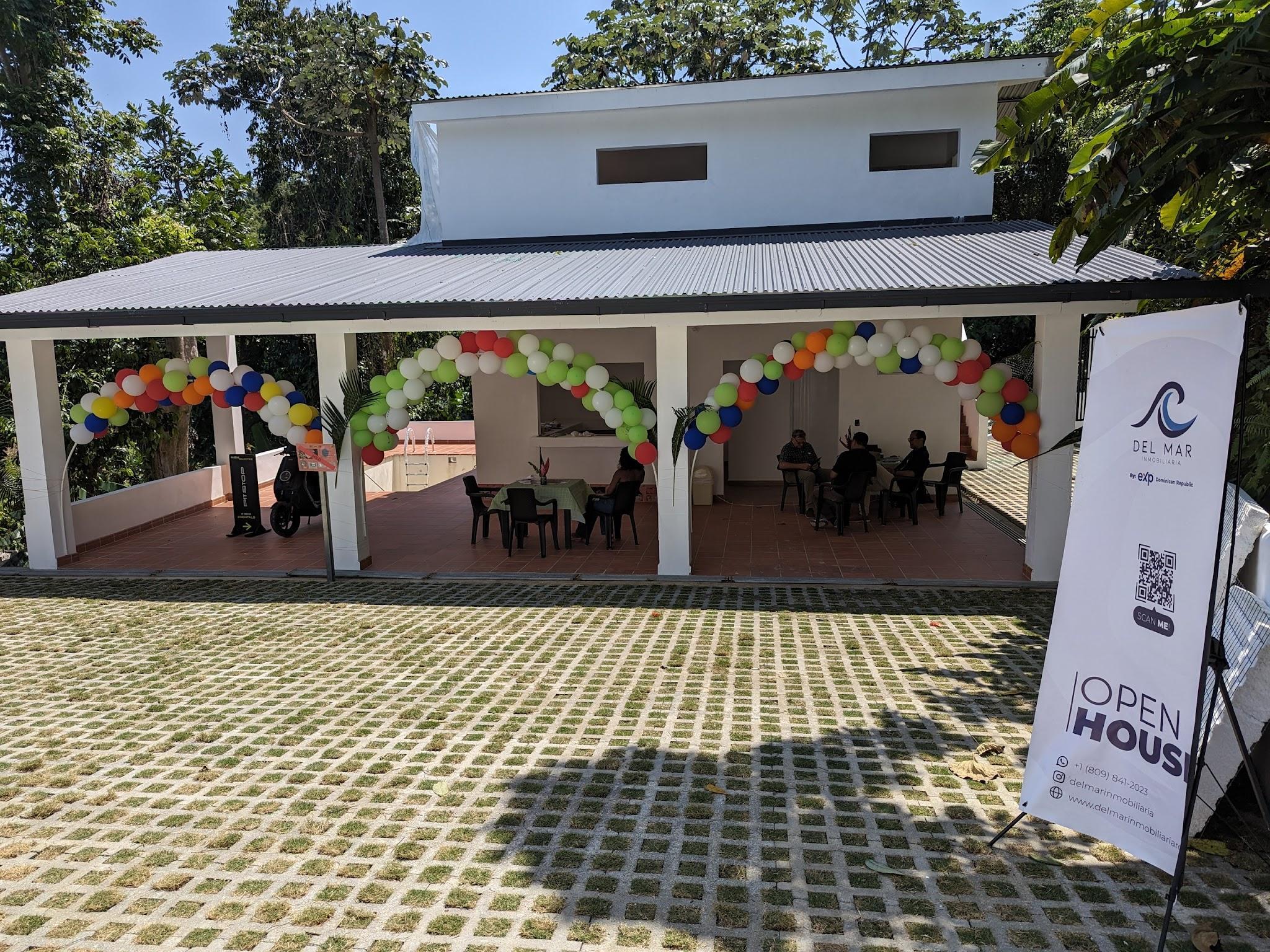 Explanada de la Completed Model Villa con presentación de puertas abiertas