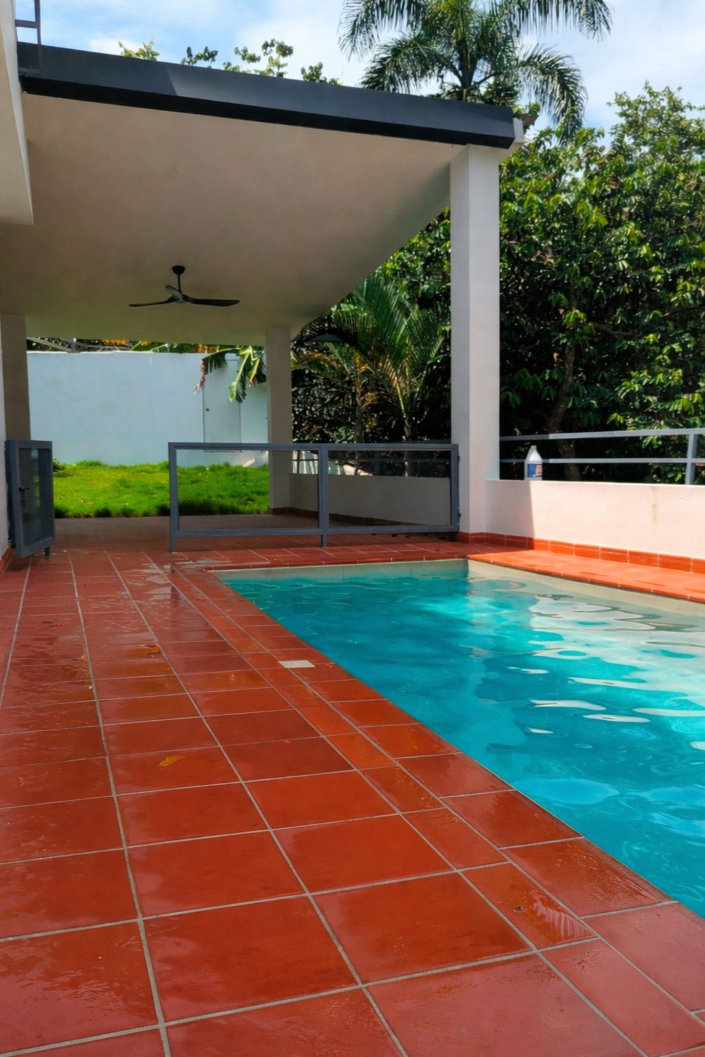 Nivel de la piscina privada de la Villa Modelo Terminada